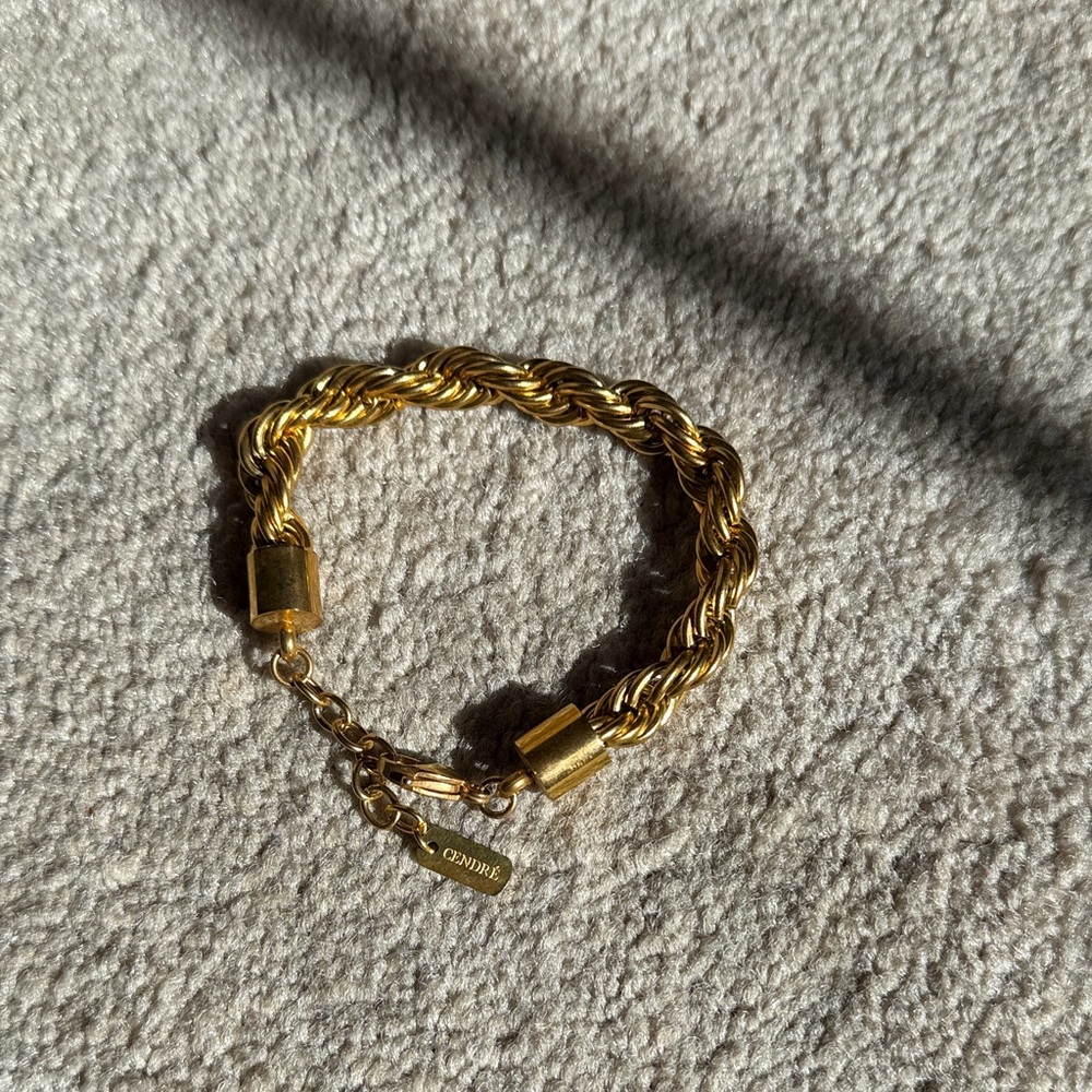 Chic Gold Twisted Bracelet